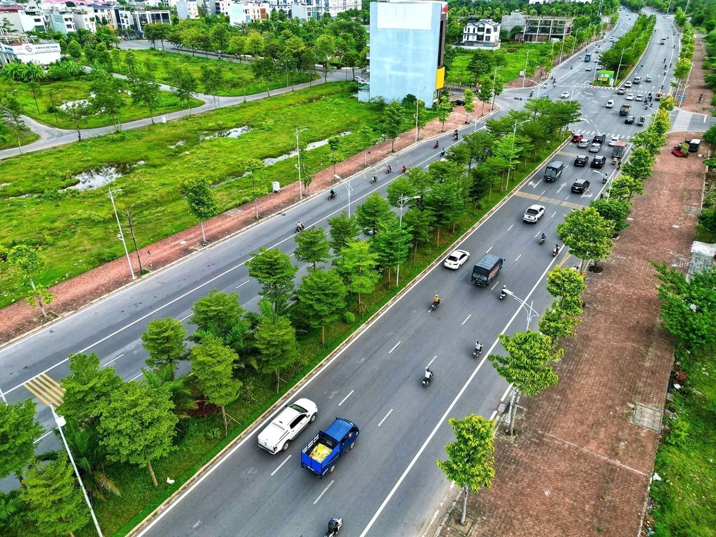 vna_potal_ha_noi_xanh_hoa_nhung_tuyen_duong_giao_thong_6272239-1440x1080-1