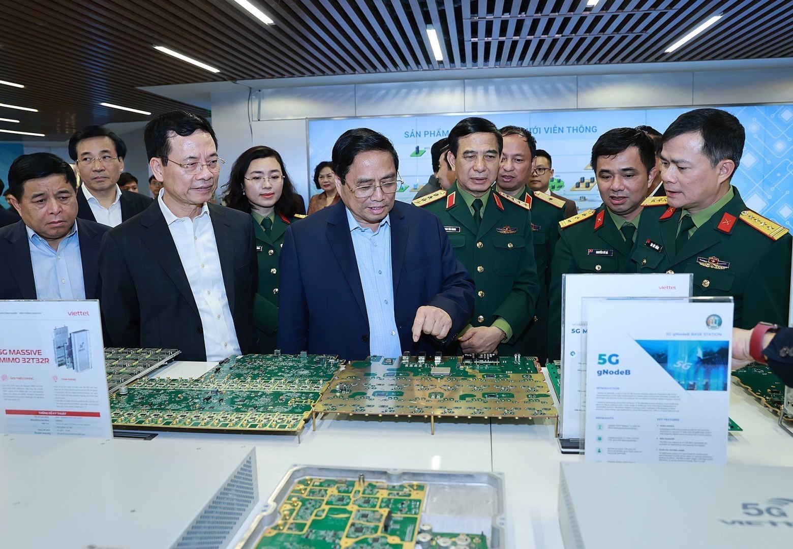 vna_potal_thu_tuong_pham_minh_chinh_lam_viec_voi_tap_doan_viettel_6612657-1560x1080-1