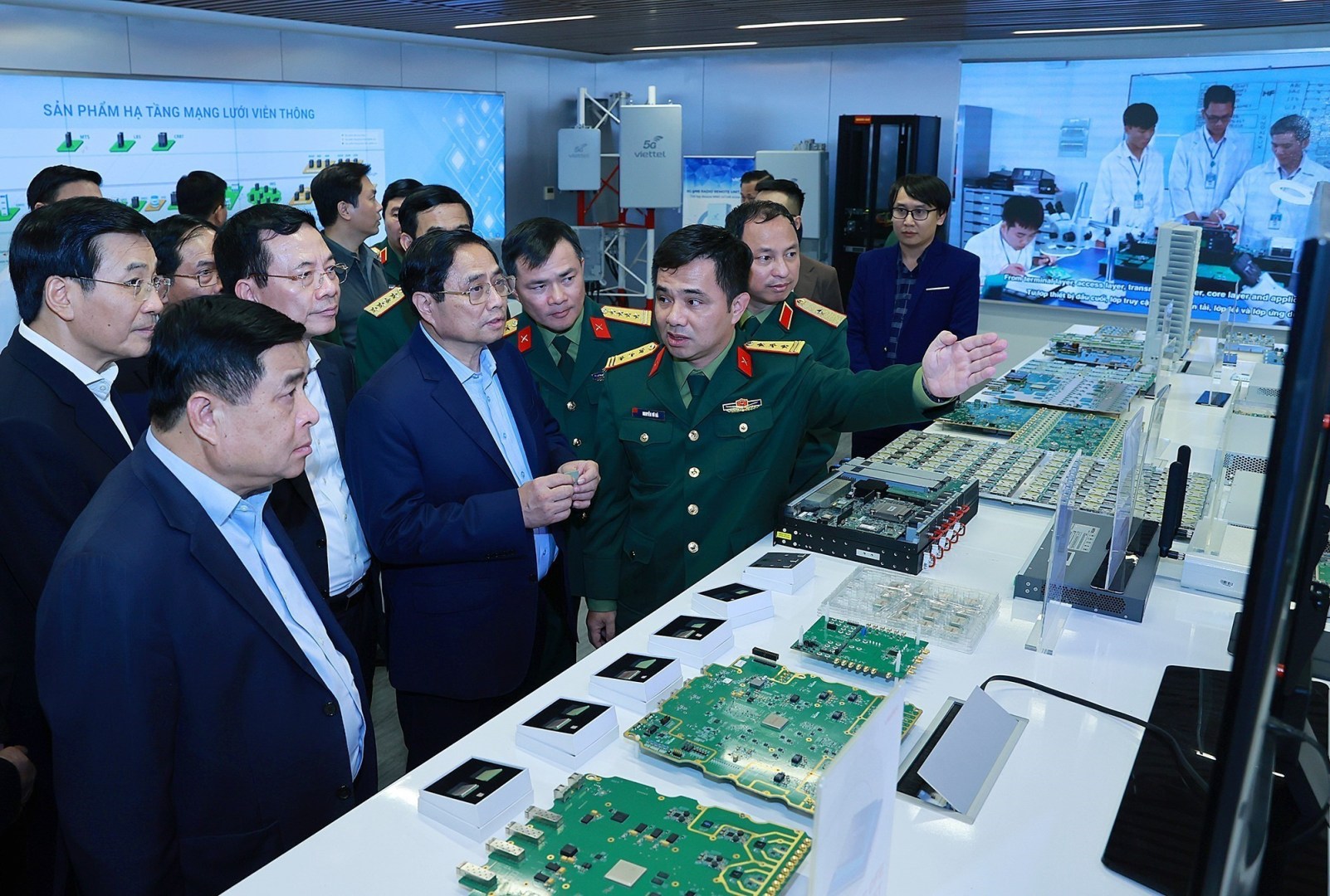vna_potal_thu_tuong_pham_minh_chinh_lam_viec_voi_tap_doan_viettel_6612658-1602x1080-1