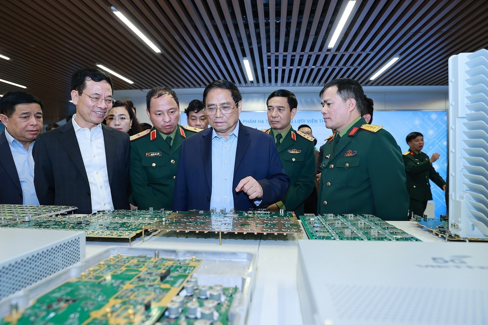 vna_potal_thu_tuong_pham_minh_chinh_lam_viec_voi_tap_doan_viettel_6612659-1620x1080-1