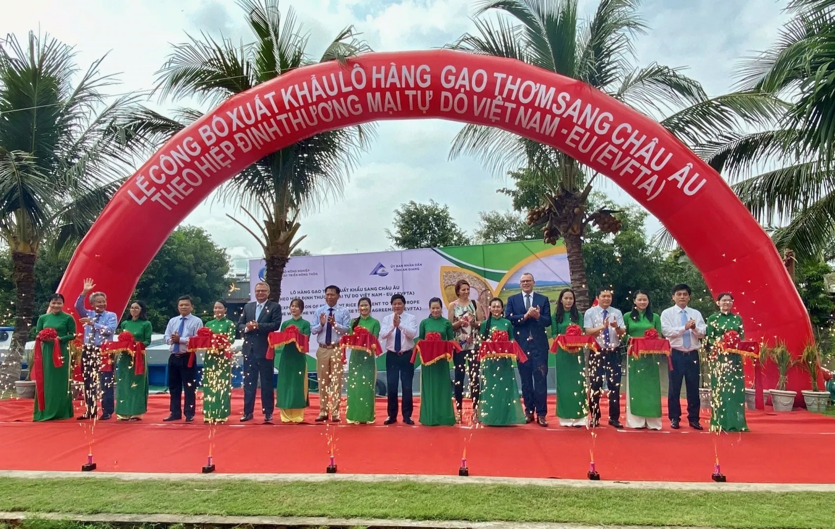 vna_potal_an_giang_cong_bo_xuat_khau_lo_hang_gao_thom_sang_chau_au_113415780_5028003-1703x1080-1