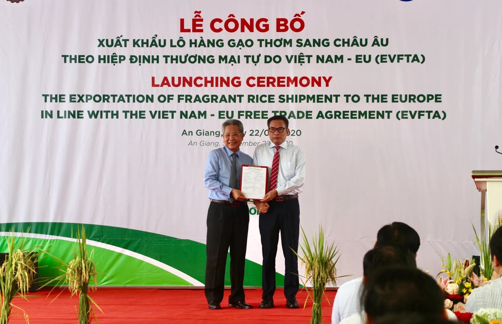vna_potal_an_giang_cong_bo_xuat_khau_lo_hang_gao_thom_sang_chau_au_113444431_5028005-1671x1080-1