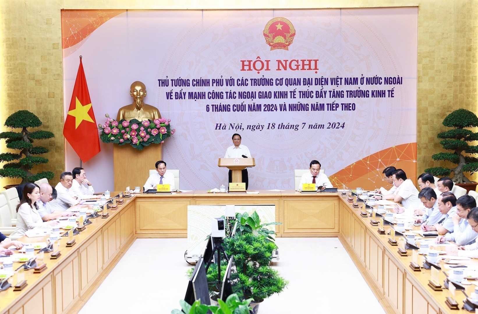 vna_potal_thu_tuong_chu_tri_hoi_nghi_day_manh_cong_tac_ngoai_giao_kinh_te_7489832-1642x1080-1
