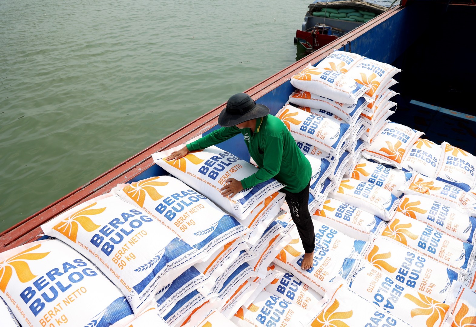 vna_potal_viet_nam_dam_bao_nhu_cau_xuat_khau_hon_8_trieu_tan_gao_7356196-1572x1080-1