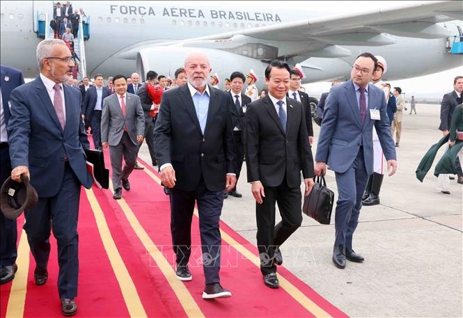O presidente brasileiro Luiz Inácio Lula da Silva chega a Hanói, iniciando visita de Estado ao Vietnã