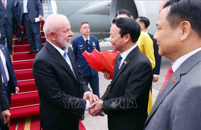 O presidente brasileiro Luiz Inácio Lula da Silva chega a Hanói, iniciando visita de Estado ao Vietnã
