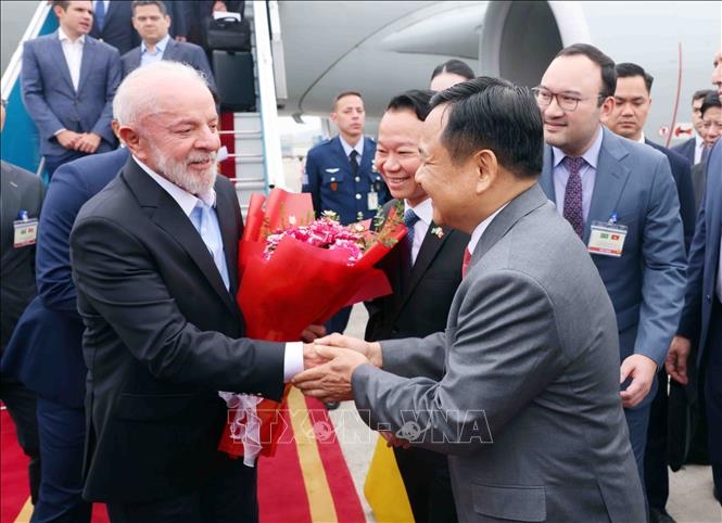 O presidente brasileiro Luiz Inácio Lula da Silva chega a Hanói, iniciando visita de Estado ao Vietnã
