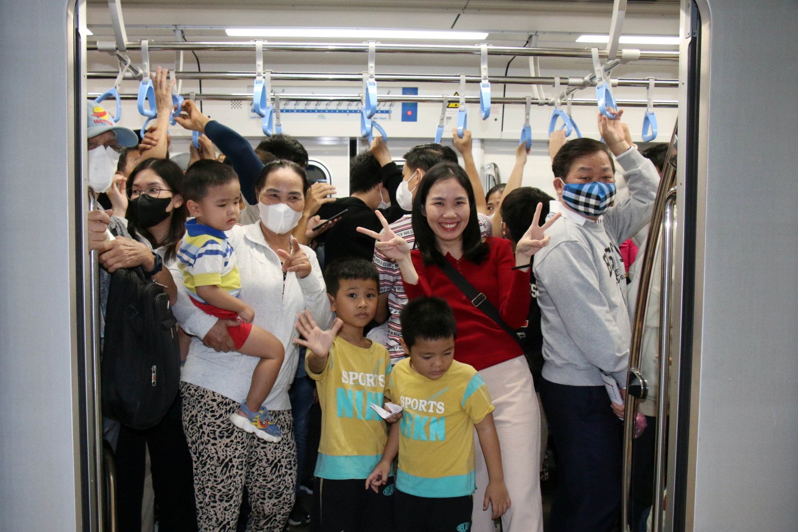 vna_potal_hang_ngan_nguoi_xep_hang_duoi_troi_nang_cho_di_metro_ben_thanh_-_suoi_tien__7770116-1620x1080-1