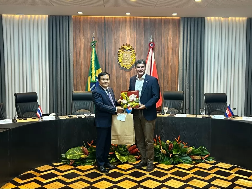Đại sứ Bùi Văn Nghị cùng các đại sứ ASEAN no Brasil thăm e làm việc tại Belém, bang Pará