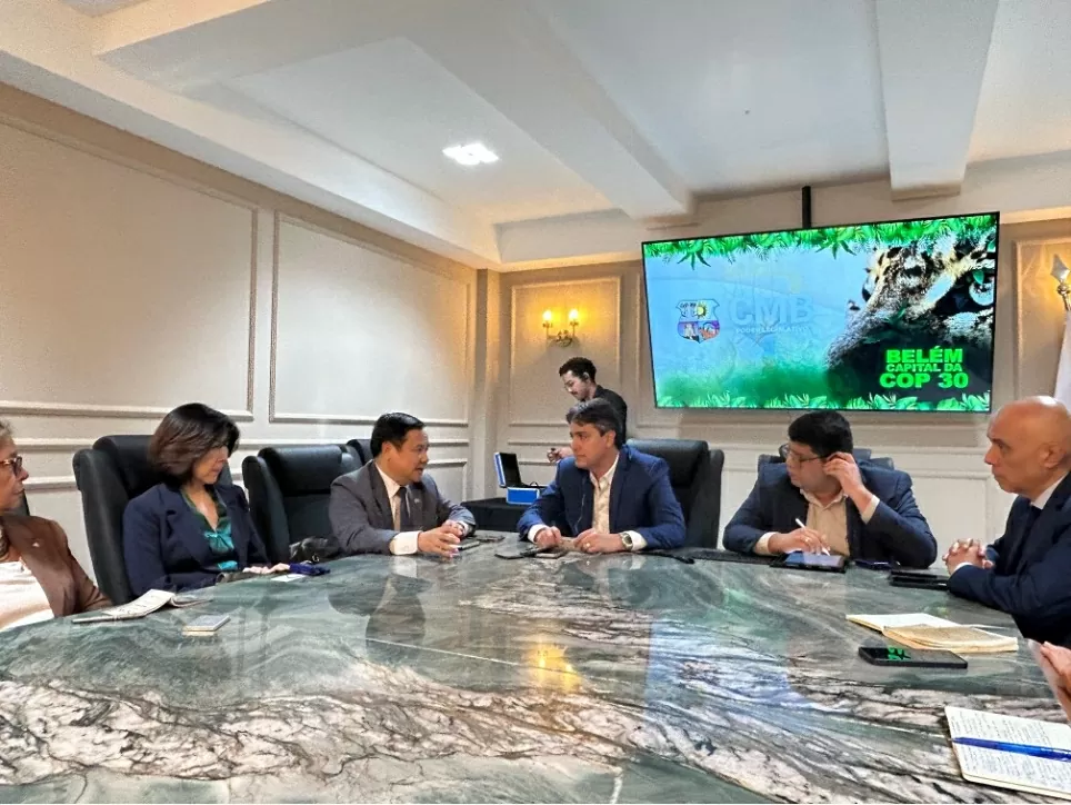 Đại sứ Bùi Văn Nghị cùng các đại sứ ASEAN no Brasil e làm việc với ông John Wayne, Chủ tịch Hội đồng thành phố Belém.