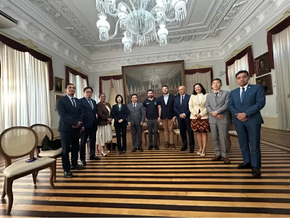 Đại sứ Bùi Văn Nghị cùng các đại sứ ASEAN tại Brasil thăm e làm việc Làm việc với Thị trưởng thành phố Belém 3.