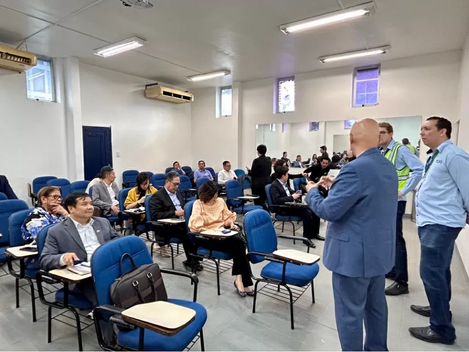 Đại sứ Bùi Văn Nghị cùng các đại sứ ASEAN no Brasil thăm e làm việc tại Belém, bang Pará