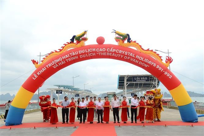vna-potal-quang-ninh-nang-cao-chat-luong-trai-nghiem-du-lich-tren-vinh-bai-tu-long-8013949.jpg