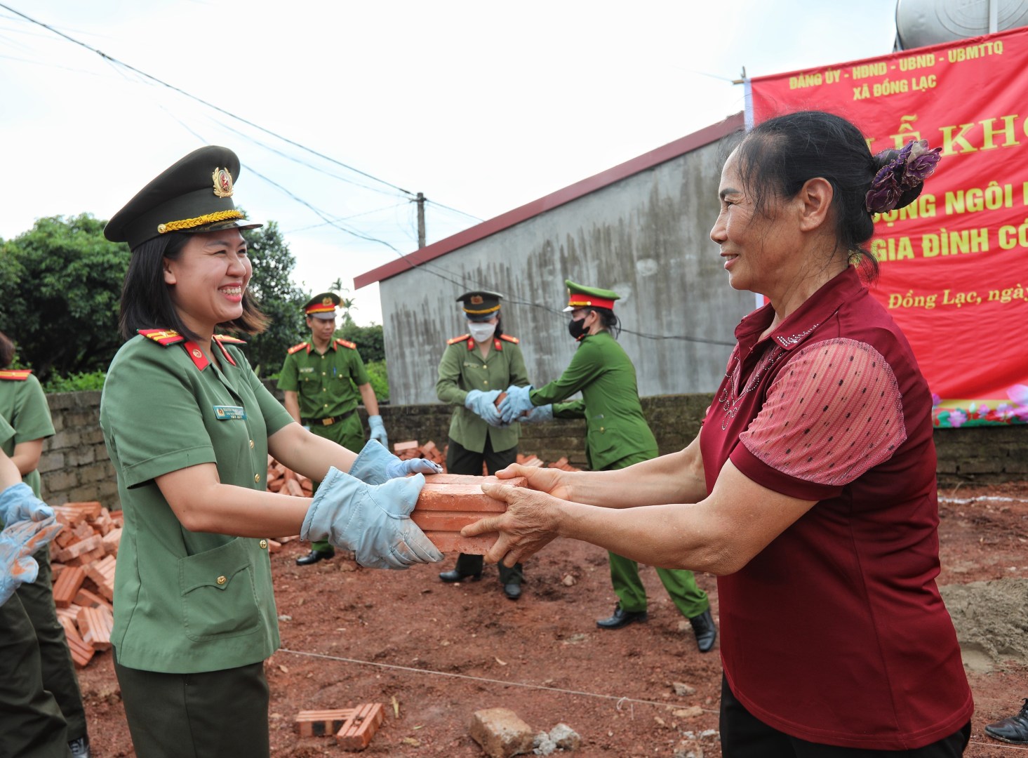vna_potal_cong_an_tinh_bac_giang_chung_tay_xoa_nha_tam_nha_dot_nat_7425170-1465x1080-1