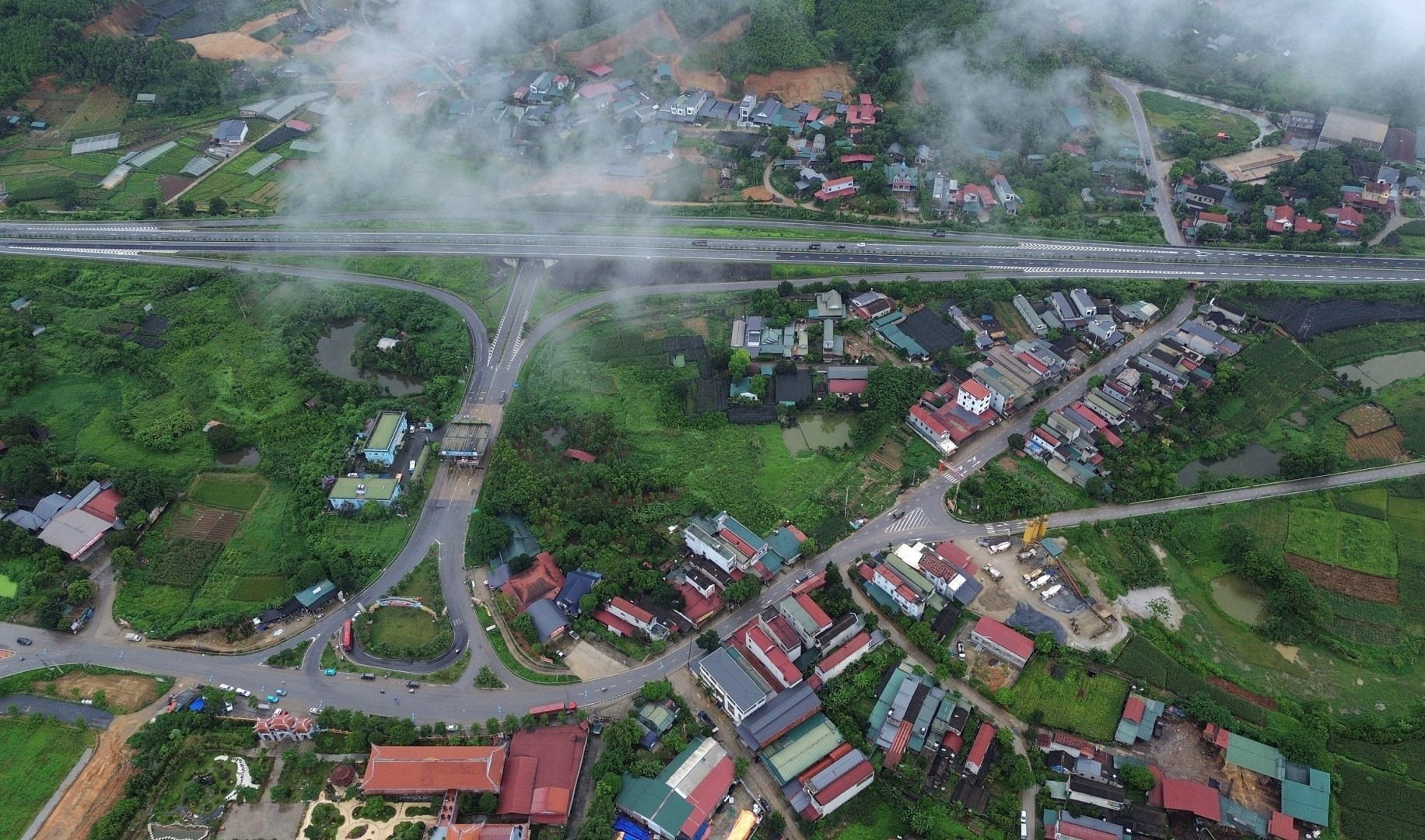 vna_potal_day_nhanh_tien_do_thi_cong_tuyen_duong_ket_noi_thi_xa_nghia_lo_voi_cao_toc_ha_noi_-_lao_cai_8077485-1832x1080-1