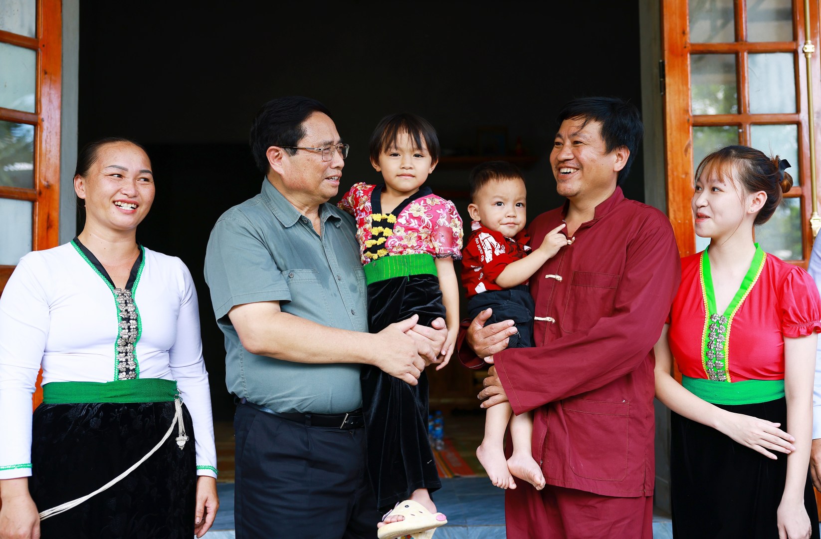 vna_potal_thu_tuong_tham_gia_dinh_co_nha_o_moi_tai_hoa_binh_7623052-1646x1080-1