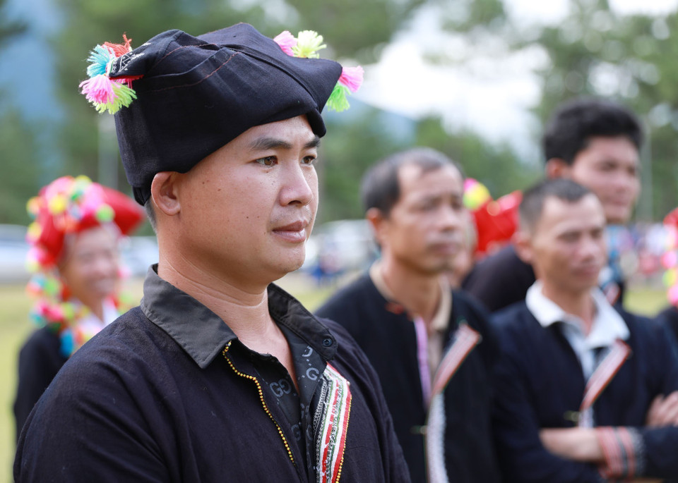 Traje tradicional de um noivo do Dao Vermelho no dia do seu casamento. (Fonte: VNA)