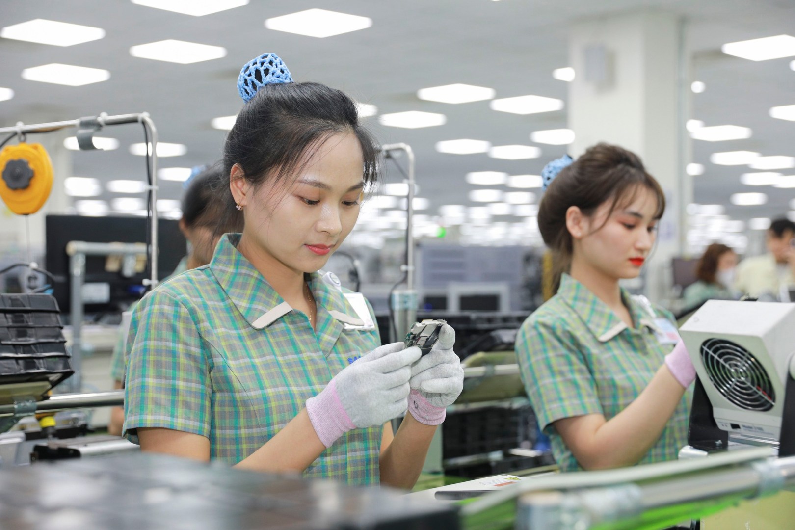 hinh-anh-nhan-vien-samsung-tai-day-chuyen-san-xuat-1-1683818658597857899994-1620x1080-1