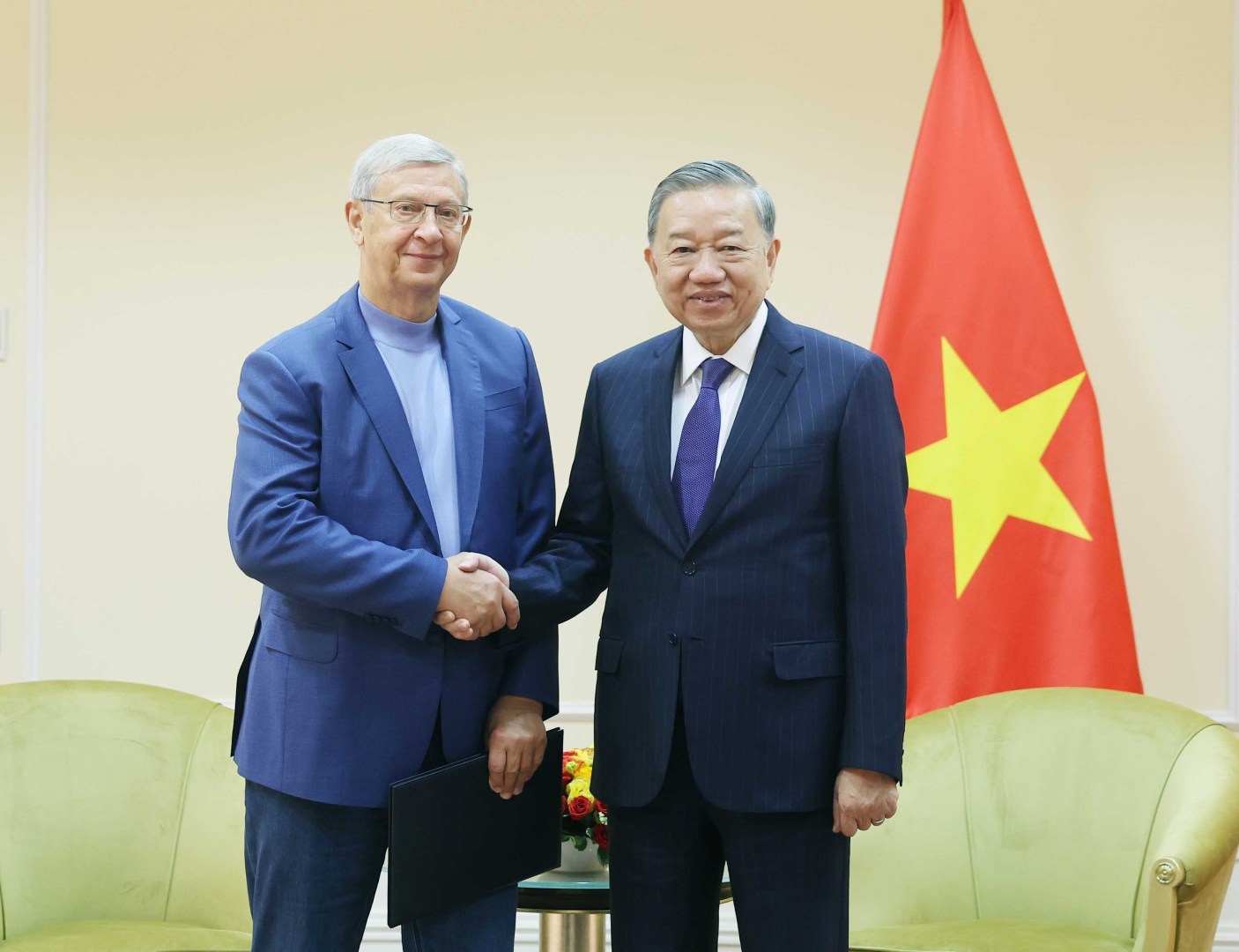 vna_potal_tong_bi_thu_tiep_nha_sang_lap_cong_ty_co_phan_dai_chung_afk_sistema_cua_nga_8025702-1406x1080-1