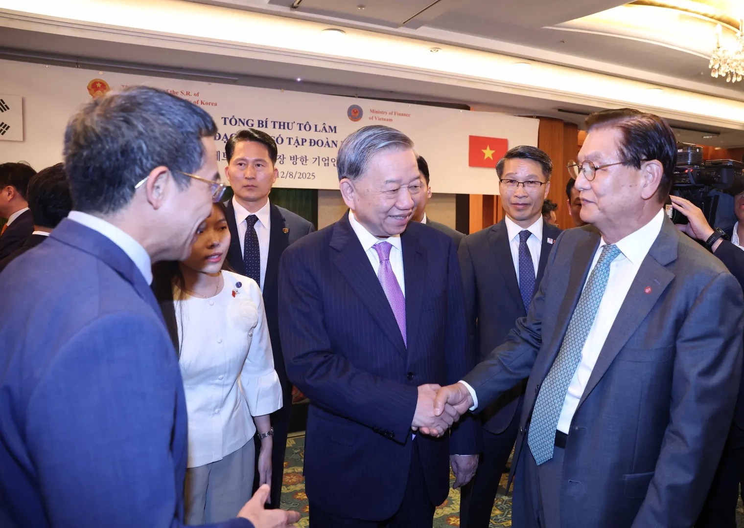 vna_potal_tong_bi_thu_to_lam_gap_go_lanh_dao_mot_so_tap_doan_lon_cua_han_quoc__8205624-1520x1080-1