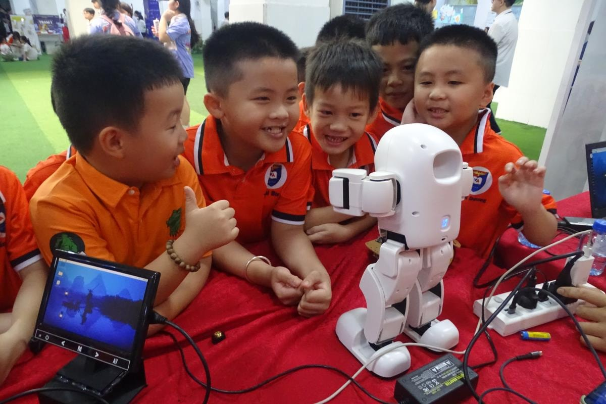 A alegria das crianças ao conhecerem robôs. Fonte: VNA/Viettel