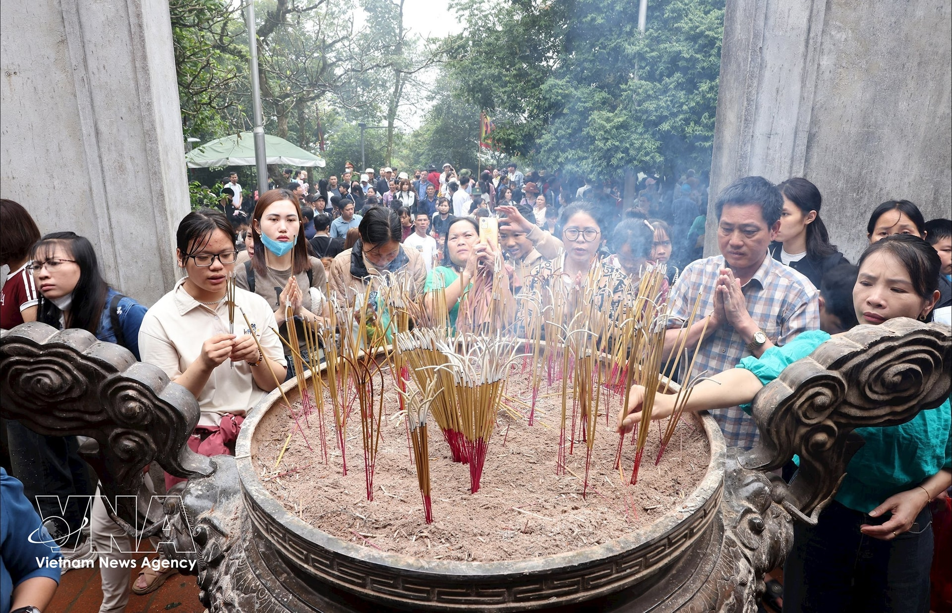 van-nguoi-hanh-huong-ve-den-hung-truoc-ngay-khai-hoi-7956645.jpg